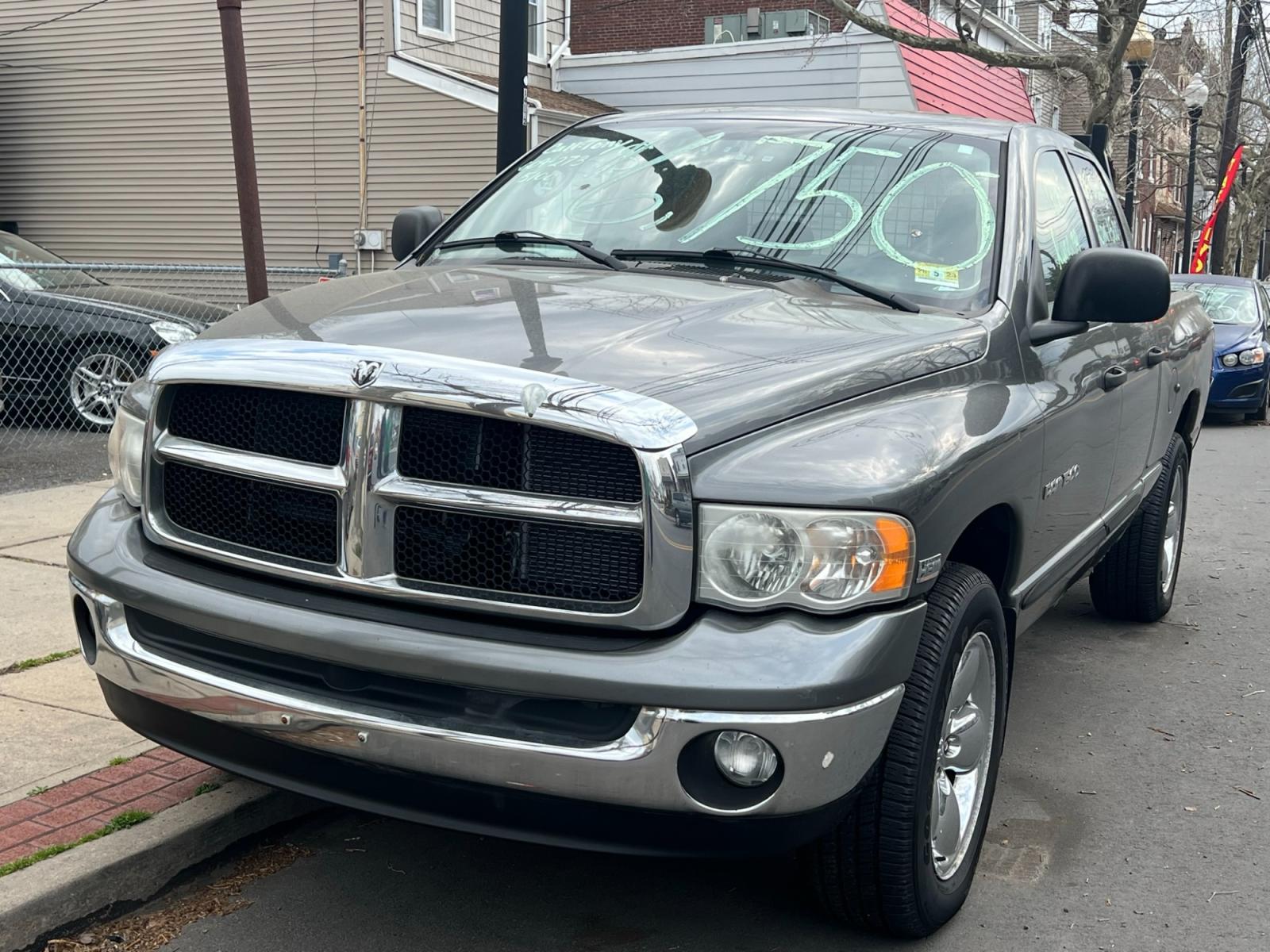 2005 GRAY /BLACK CLOTH Dodge Ram 1500 Laramie Quad Cab Long Bed 4WD (1D7HU18D35S) with an 5.7L V8 OHV 16V engine, 5-Speed Automatic Overdrive transmission, located at 1018 Brunswick Ave, Trenton, NJ, 08638, (609) 989-0900, 40.240086, -74.748085 - Here is an awesome running work truck! Great shape and plenty of service history! Crew Cab w Hemi V-8 motor!! A must see and drive ASAP, call Anthony 609-273-5100 - Photo #4